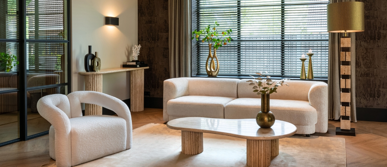 Zo pas je de ‘quiet luxury’ trend toe in je woonkamer