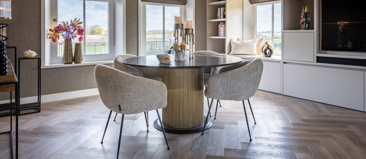 De hotel chique eethoek: ronde tafel, velvet stoelen & goudaccenten